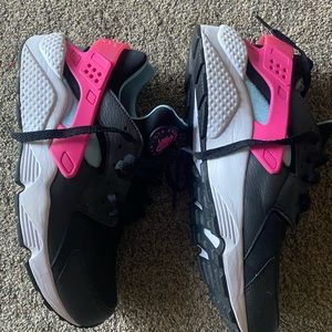 Unisex Nike Huarache Shoes (size 11W/9M)